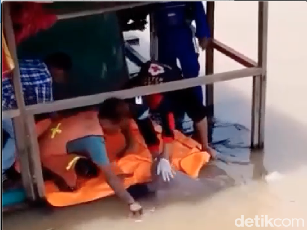 Geger Penemuan Mayat Pria Telanjang Terikat Tali Mengapung di Sungai Musi Geger Penemuan Mayat Pria Telanjang Terikat Tali Mengapung di Sungai Musi