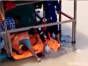 Geger Penemuan Mayat Pria Telanjang Terikat Tali Mengapung di Sungai Musi Geger Penemuan Mayat Pria Telanjang Terikat Tali Mengapung di Sungai Musi