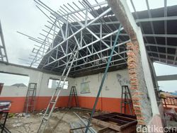 Atap SDN Pancoranmas 3 Depok Mulai Diganti dengan yang Baru