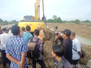 Banjir di Cermen Gresik Mulai Surut, Perbaikan Tanggul Jebol Dipercepat Banjir di Cermen Gresik Mulai Surut, Perbaikan Tanggul Jebol Dipercepat