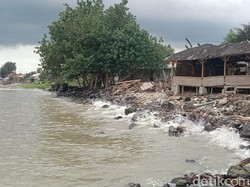 Kuburan-Rumah Warga di Juntinyuat Indramayu Tenggelam di Lautan