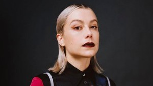 Konsisten! Phoebe Bridgers Suarakan Free Palestine di Panggung