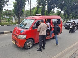 Halau Gerombolan Pelajar di Jaksel, Polisi Sewakan Angkot dan Kawal Pulang