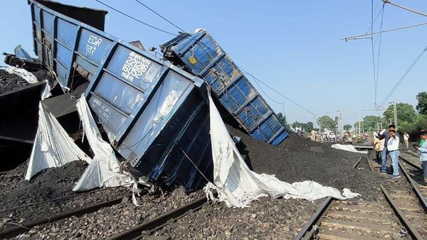 Waduh! Kereta Pengangkut Kecelakaan, Batu Bara Berceceran di Rel