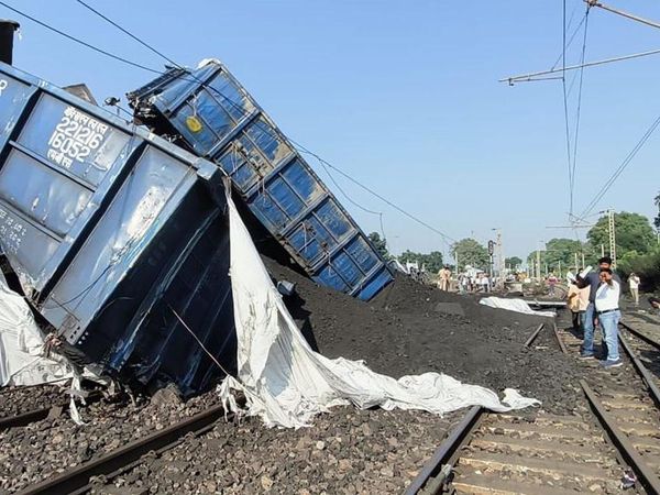 Waduh! Kereta Pengangkut Kecelakaan, Batu Bara Berceceran di Rel