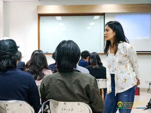 Jadi Dosen di UI, Dian Sastro Mengajar Ini