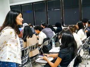 4 Gaya Dian Sastro Ngajar di Universitas Indonesia