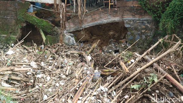 Potret Tumpukan Sampah Menggunung di Sungai Stren Kudus