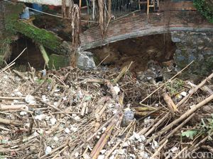 Potret Tumpukan Sampah Menggunung di Sungai Stren Kudus Potret Tumpukan Sampah Menggunung di Sungai Stren Kudus
