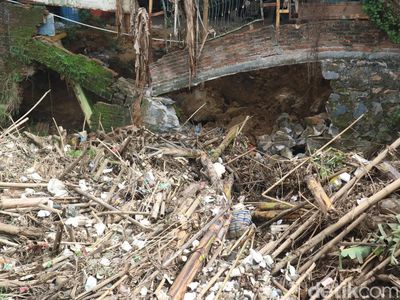 Potret Tumpukan Sampah Menggunung di Sungai Stren Kudus