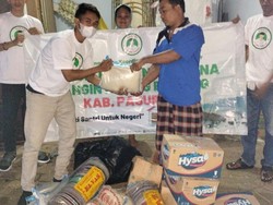 Relawan Santri Ganjar Beri Bantuan ke Korban Puting Beliung di Pasuruan