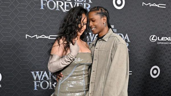 7 Foto Rihanna Bergaya di Red Carpet Pascamelahirkan, Mesra dengan A$AP Rocky