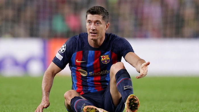 BARCELONA, SPAIN - OCTOBER 26: Robert Lewandowski of FC Barcelona  during the UEFA Champions League  match between FC Barcelona v Bayern Munchen at the Spotify Camp Nou on October 26, 2022 in Barcelona Spain (Photo by David S. Bustamante/Soccrates/Getty Images)