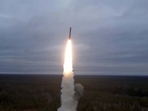 Makin Panas! Rusia Uji Tembak Rudal Balistik Antarbenua Makin Panas! Rusia Uji Tembak Rudal Balistik Antarbenua