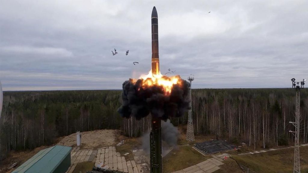 Rusia Luncurkan Rudal Antarbenua Saat Latihan Perang Nuklir Rusia Luncurkan Rudal Antarbenua Saat Latihan Perang Nuklir