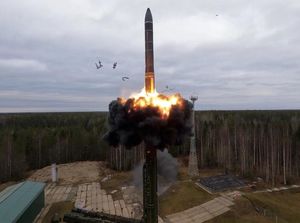 Rusia Luncurkan Rudal Antarbenua Saat Latihan Perang Nuklir Rusia Luncurkan Rudal Antarbenua Saat Latihan Perang Nuklir