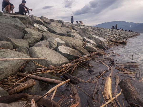 Sampah Kiriman Kotori Teluk Palu