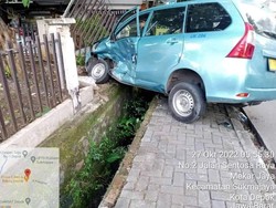 Taksi Tabrak Pospol di Depok Usai Bersenggolan dengan Hardtop