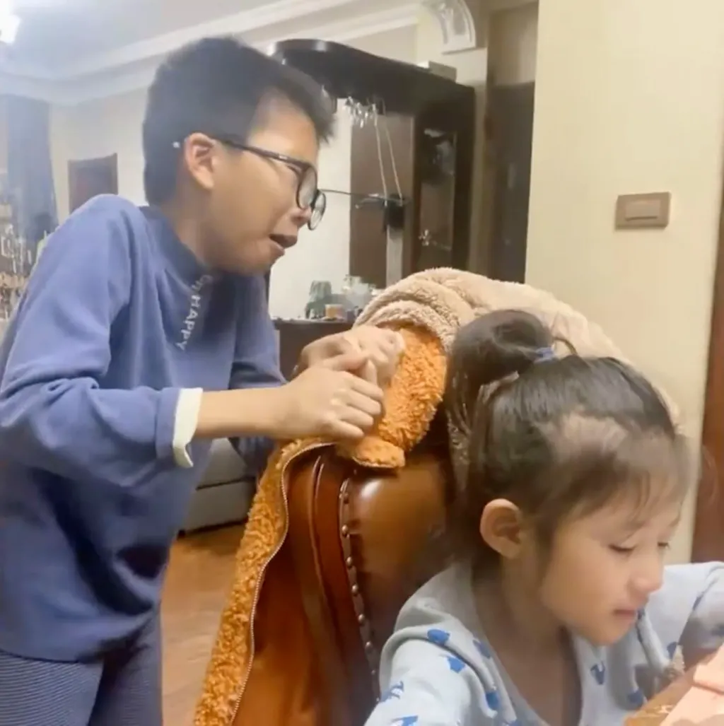 Seorang bocah laki-laki di China menangis frustasi saat mengajarkan sang adik matematika