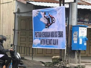 Protes Jalan Rusak, Warga Medan Pasang Spanduk Sepeda Motor Bersayap