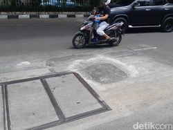 Lubang Jl Tendean Jaksel Ditambal, Motor-Mobil Bisa Melindas