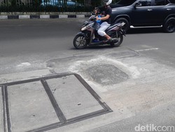 Lubang Jl Tendean Jaksel Ditambal, Motor-Mobil Bisa Melindas