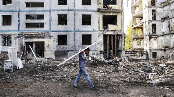 Warga Ukraina Beres-beres Rumah yang Rusak Dirudal Rusia