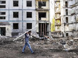 Warga Ukraina Beres-beres Rumah yang Rusak Dirudal Rusia