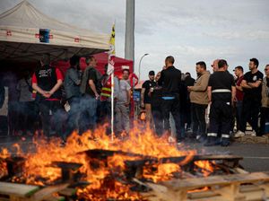 Aksi Bakar-bakar Pekerja Kilang Total Energies di Prancis