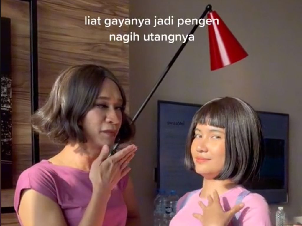 Gaya Kocak Aming Cosplay Jadi Dora, Disebut Netizen Lebih Mirip Ibu Tirinya