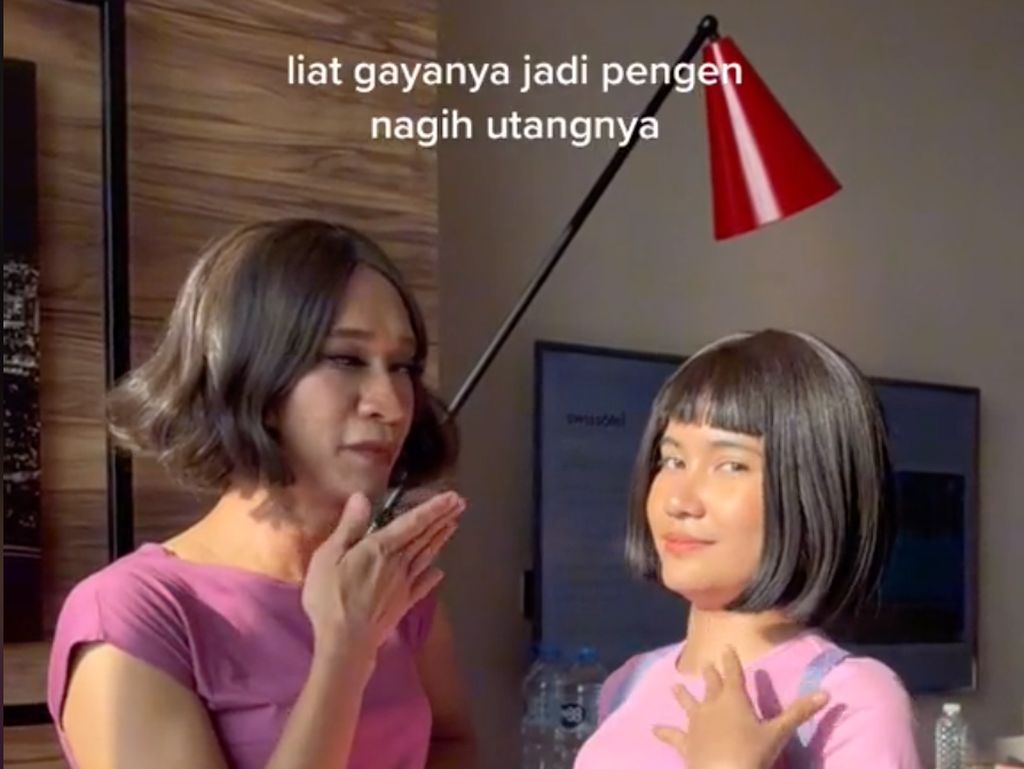 Gaya Kocak Aming Cosplay Jadi Dora, Disebut Netizen Lebih Mirip Ibu Tirinya Gaya Kocak Aming Cosplay Jadi Dora, Disebut Netizen Lebih Mirip Ibu Tirinya