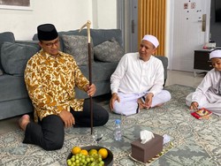 Hadiah Tongkat Sunah Nabi untuk Anies Baswedan di Solo