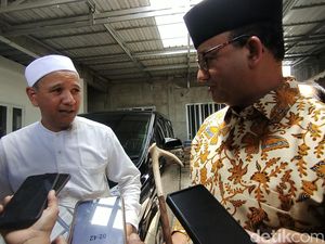 Anies Diberi Tongkat Tanduk Rusa oleh Habib Novel: Insyallah Bawa Hikmah Anies Diberi Tongkat Tanduk Rusa oleh Habib Novel: Insyallah Bawa Hikmah