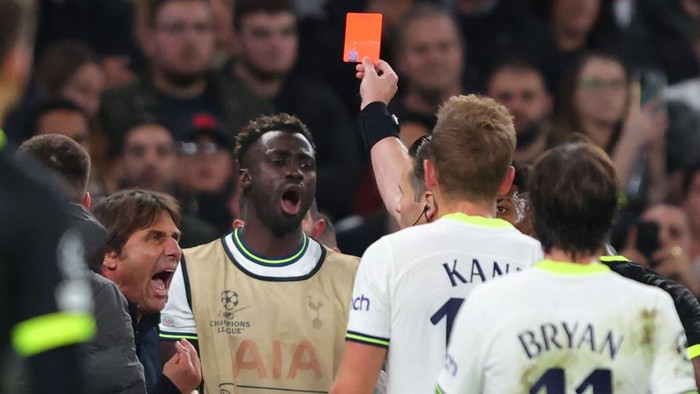 LONDON, ENGLAND - OCTOBER 26:  Tottenham Hotspur Head Coach Antonio Conte is shown a red card during the UEFA Champions League group D match between Tottenham Hotspur and Sporting CP at Tottenham Hotspur Stadium on October 26, 2022 in London, United Kingdom. (Photo by Marc Atkins/Getty Images)