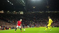 Salah satu momen yang disorot adalah ketika Antony melakukan spin atau berputar saat melakukaan keeping bola. (Foto: Jon Super/AP)