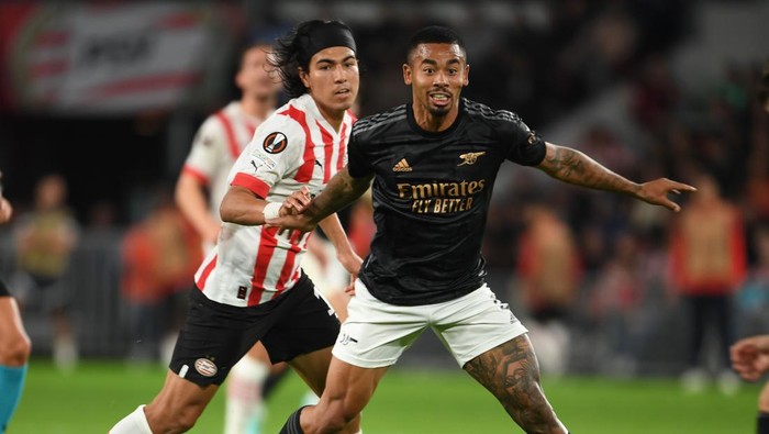 EINDHOVEN, NETHERLANDS - OCTOBER 27: Gabriel Jesus of Arsenal breaks past Erick Gutierrez of PSV during the UEFA Europa League group A match between PSV Eindhoven and Arsenal FC at Phillips Stadium on October 27, 2022 in Eindhoven, Netherlands. (Photo by Stuart MacFarlane/Arsenal FC via Getty Images)