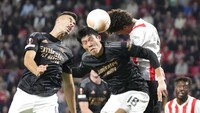 PSV berada di urutan kedua tertinggal dua poin dari Arsenal di puncak klasemen. Kedua tim ini bakal berebut posisi teratas demi tiket ke 16 besar.