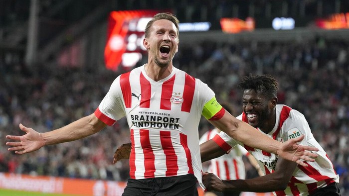 PSVs Luuk de Jong fails to score during the Europa League group A soccer match between PSV and Arsenal at the Philips stadium in Eindhoven, Netherlands, Thursday, Oct. 27, 2022. (AP Photo/Peter Dejong)