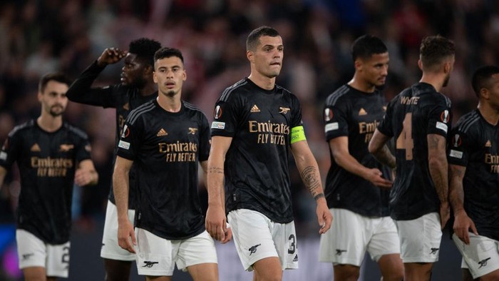 EINDHOVEN, NETHERLANDS - OCTOBER 27: Arsenal Captain Granit Xhaka (centre) leads his players off the pitch after defeat in the UEFA Europa League group A match between PSV Eindhoven and Arsenal FC at Phillips Stadium on October 27, 2022 in Eindhoven, Netherlands. (Photo by Visionhaus/Getty Images)