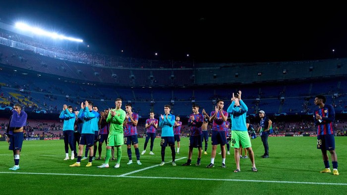 BARCELONA, SPAIN - OCTOBER 26: FC Barcelona players look dejected following their sides defeat and elimination from the UEFA Champions League in the UEFA Champions League group C match between FC Barcelona and FC Bayern München at Spotify Camp Nou on October 26, 2022 in Barcelona, Spain. (Photo by Alex Caparros - UEFA/UEFA via Getty Images)