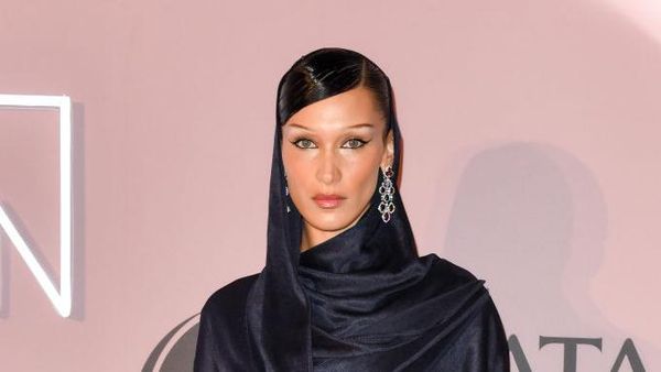 Foto: 8 Penampilan Bella Hadid Mencuri Perhatian Berkerudung Saat di Qatar