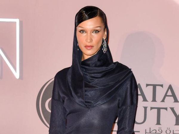 Foto: 8 Penampilan Bella Hadid Mencuri Perhatian Berkerudung Saat di Qatar
