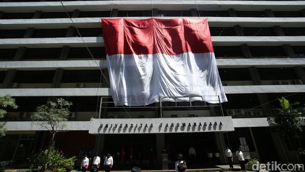 Bendera Raksasa Berkibar di Kampus Sambut Hari Sumpah Pemuda