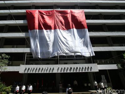 Bendera Raksasa Berkibar di Kampus Sambut Hari Sumpah Pemuda