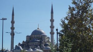Potret Syahdu Masjid Biru yang Hanya Bisa Dipandang dari Kejauhan