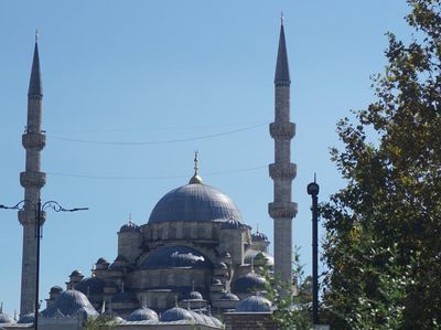 Potret Syahdu Masjid Biru yang Hanya Bisa Dipandang dari Kejauhan