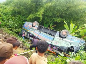 Bus ALS Masuk Jurang di Tapsel Bawa Rombongan Santri, 1 Tewas Bus ALS Masuk Jurang di Tapsel Bawa Rombongan Santri, 1 Tewas