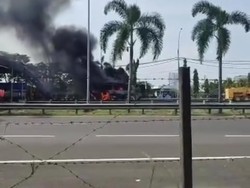 Bus Terbakar di Exit Tol Menanggal Surabaya