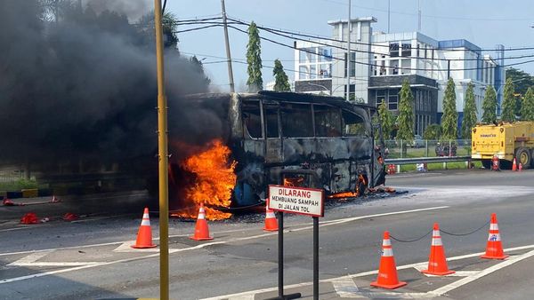Saat Si Jago Merah Hanguskan Bus Rombongan Universitas Mataram