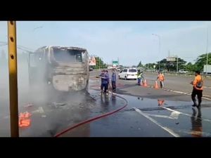 4 Mobil PMK Dikerahkan Padamkan Bus Terbakar di Exit Tol Menanggal Surabaya